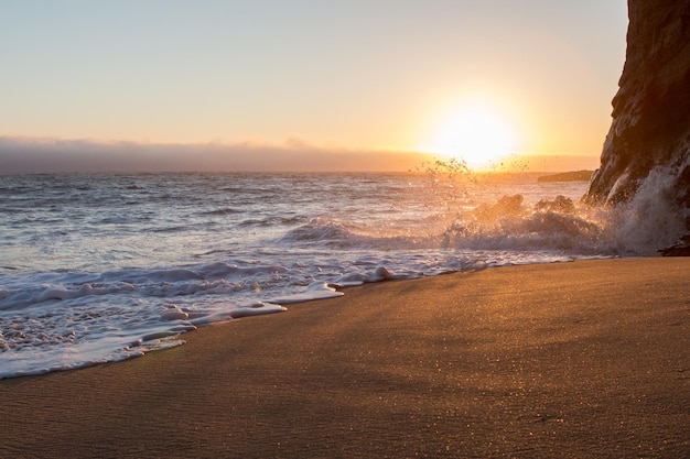 Vue panoramique de la mer au coucher du soleil