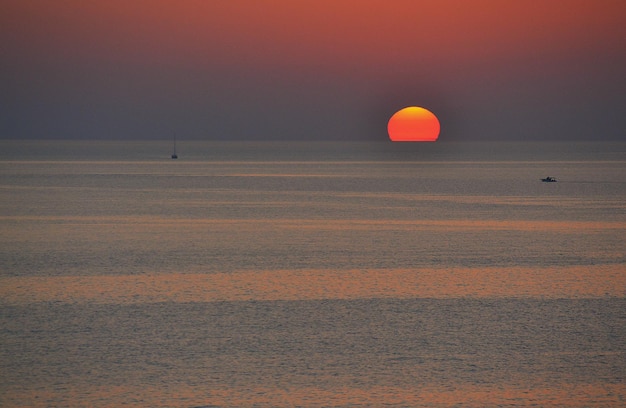 Vue panoramique de la mer au coucher du soleil