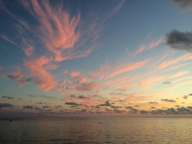 Photo vue panoramique de la mer au coucher du soleil