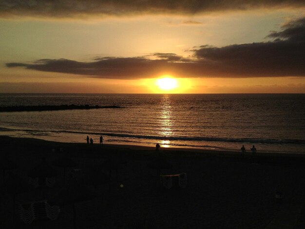 Vue panoramique de la mer au coucher du soleil