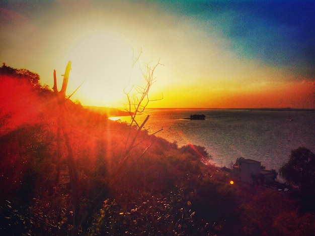 Photo vue panoramique de la mer au coucher du soleil