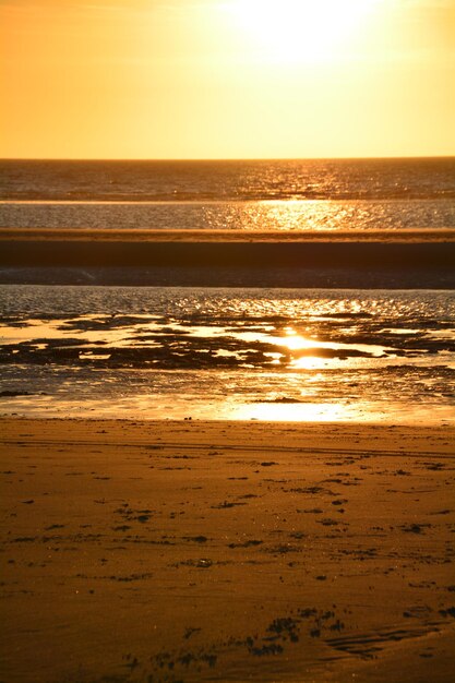 Photo vue panoramique de la mer au coucher du soleil