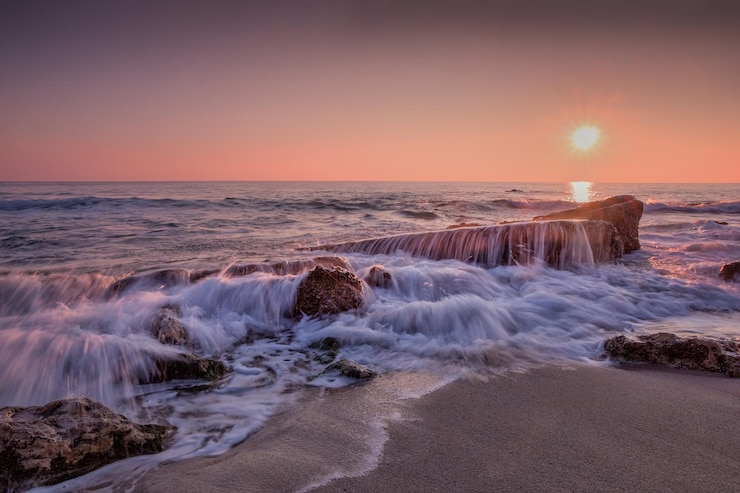 Photo vue panoramique de la mer au coucher du soleil