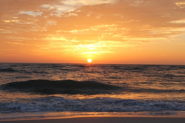 Vue panoramique de la mer au coucher du soleil