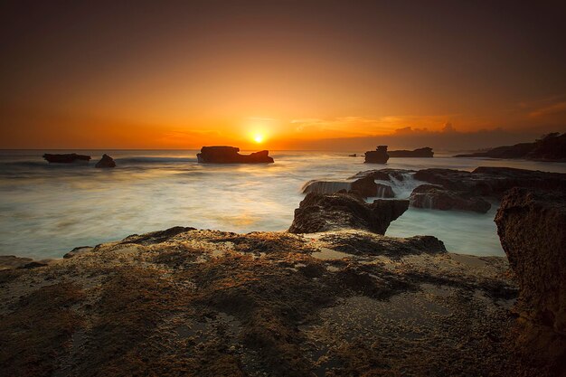 Photo vue panoramique de la mer au coucher du soleil