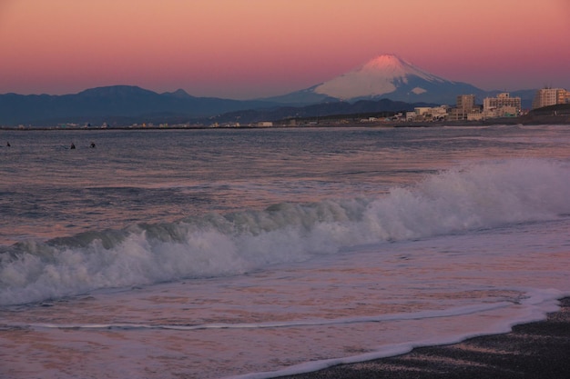 Vue panoramique de la mer au coucher du soleil