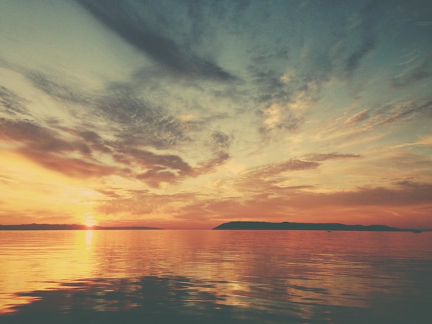 Vue panoramique de la mer au coucher du soleil