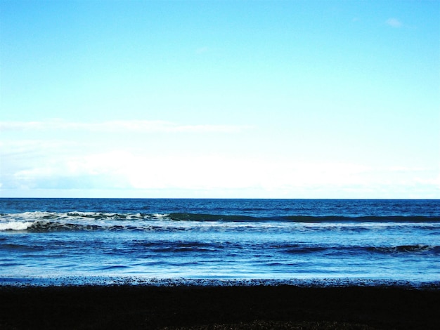 Photo vue panoramique de la mer bleue contre le ciel