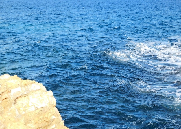 Photo vue panoramique de la mer bleue