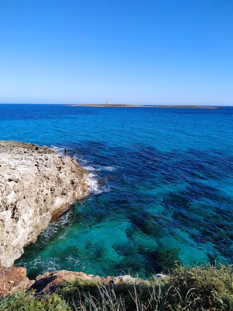 Vue panoramique de la mer sur un ciel bleu clair