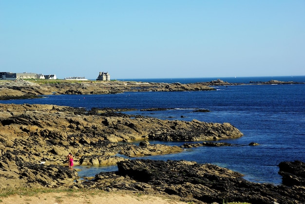 Vue panoramique de la mer sur un ciel bleu clair