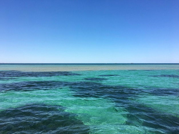 Photo vue panoramique de la mer sur un ciel bleu clair