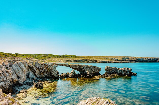 Photo vue panoramique de la mer sur un ciel bleu clair