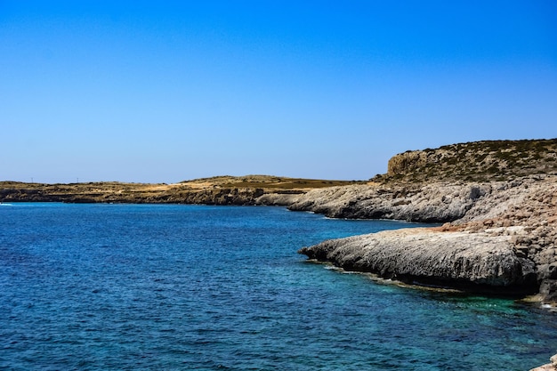 Vue panoramique de la mer sur un ciel bleu clair