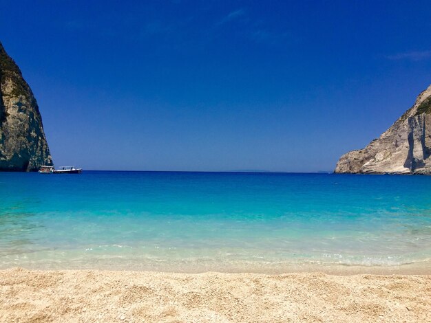 Photo vue panoramique de la mer sur un ciel bleu clair