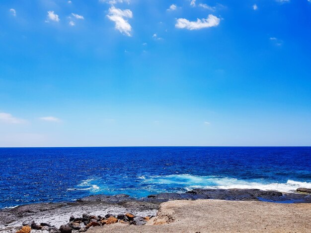 Photo vue panoramique de la mer sur le ciel bleu