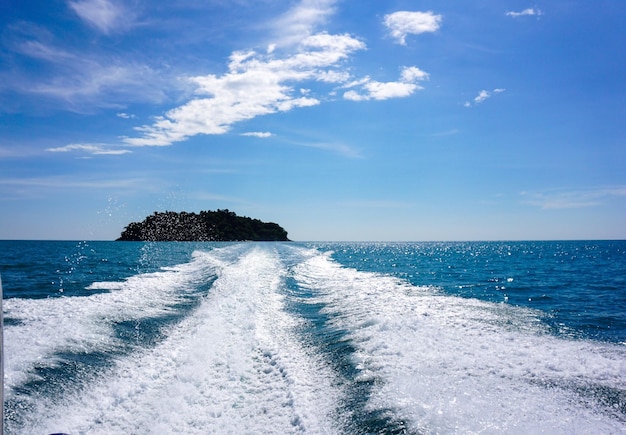 Vue panoramique de la mer sur le ciel bleu