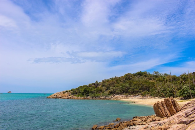 Vue panoramique de la mer sur le ciel bleu