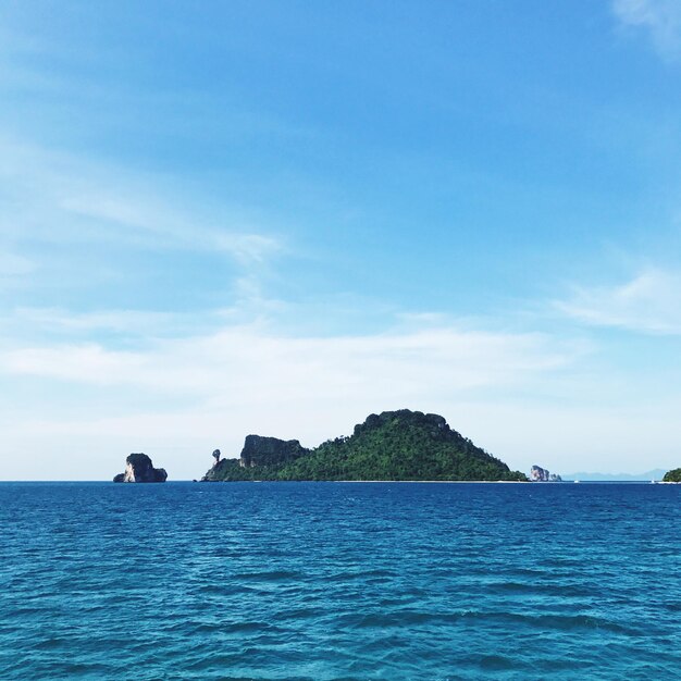 Vue panoramique de la mer sur le ciel bleu