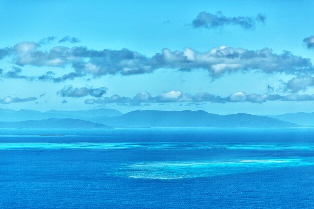 Photo vue panoramique de la mer sur le ciel bleu