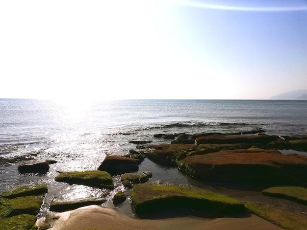 Photo vue panoramique de la mer sur un ciel dégagé