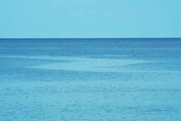 Vue panoramique de la mer sur un ciel dégagé