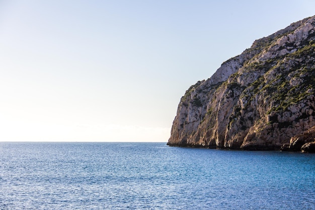 Vue panoramique de la mer sur un ciel dégagé