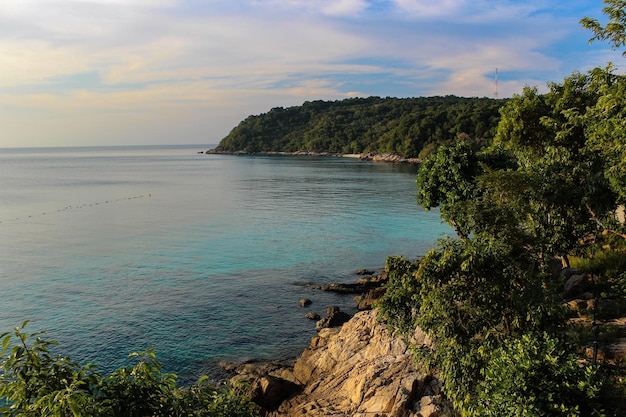 Vue panoramique de la mer sur un ciel nuageux