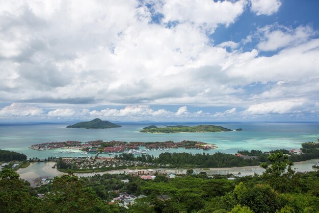 Photo vue panoramique de la mer sur un ciel nuageux