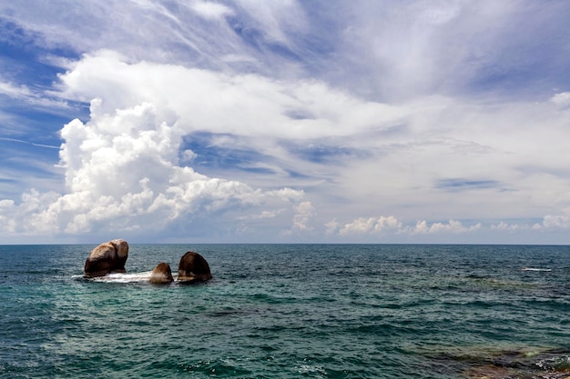Vue panoramique de la mer sur un ciel nuageux
