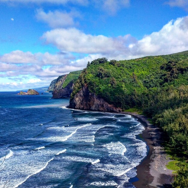 Vue panoramique de la mer sur un ciel nuageux