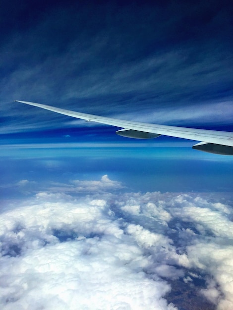 Vue panoramique de la mer sur un ciel nuageux