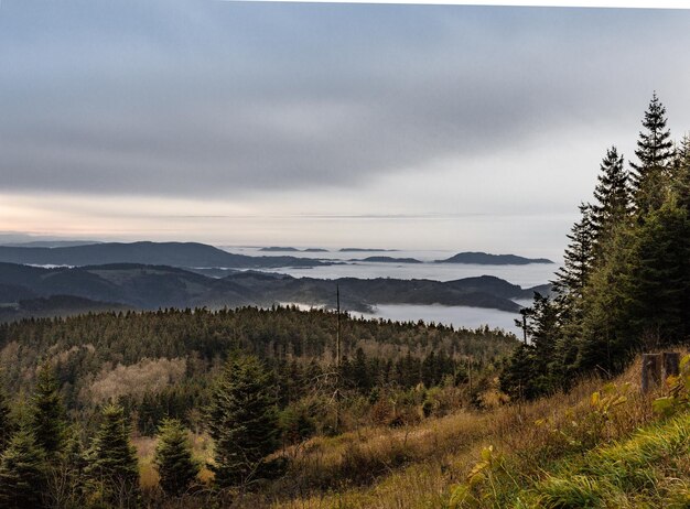 Photo vue panoramique de la mer sur un ciel nuageux