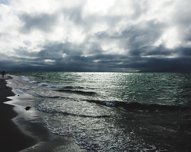 Vue panoramique de la mer sur un ciel nuageux