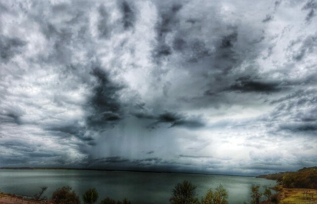 Photo vue panoramique de la mer sur un ciel nuageux