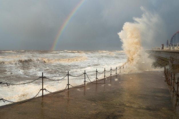 Photo vue panoramique de la mer contre l'arc-en-ciel dans le ciel