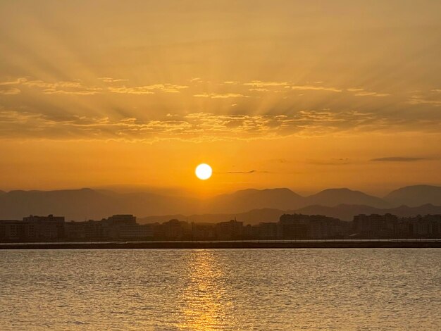 Vue panoramique de la mer contre le ciel au coucher du soleil.