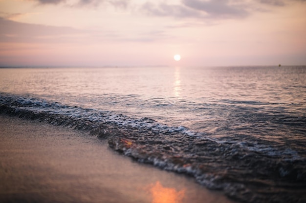 Vue panoramique de la mer contre le ciel au coucher du soleil