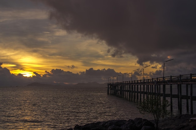 Photo vue panoramique de la mer contre le ciel au coucher du soleil