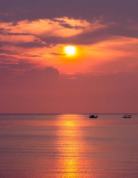 Vue panoramique de la mer contre le ciel au coucher du soleil