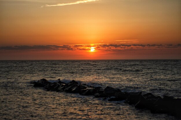 Vue panoramique de la mer contre le ciel au coucher du soleil