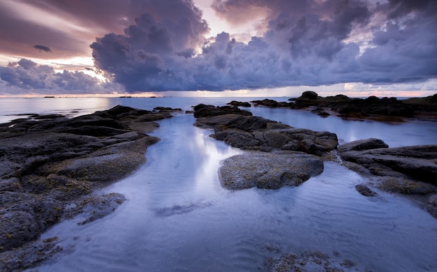 Vue panoramique de la mer contre le ciel au coucher du soleil