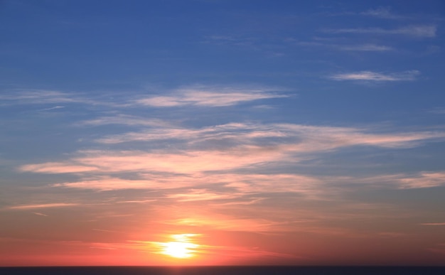 Vue panoramique de la mer contre le ciel au coucher du soleil