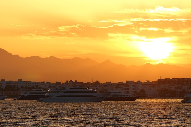 Photo vue panoramique de la mer contre le ciel au coucher du soleil