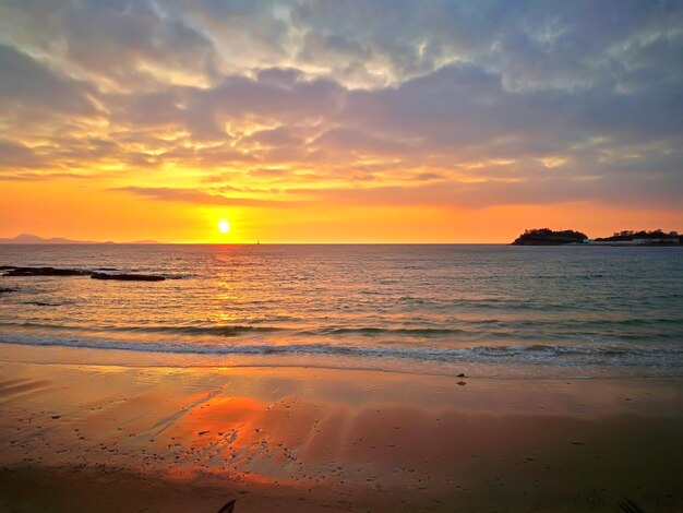 Photo vue panoramique de la mer contre le ciel au coucher du soleil