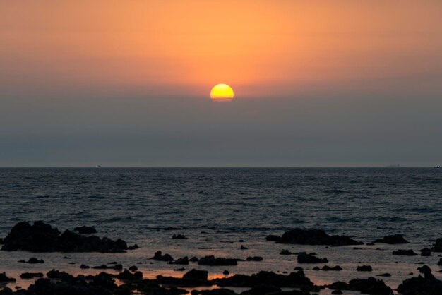 Vue panoramique de la mer contre le ciel au coucher du soleil