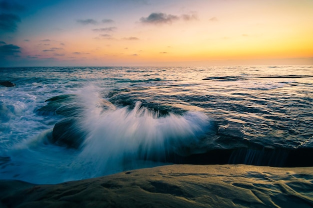 Vue panoramique de la mer contre le ciel au coucher du soleil