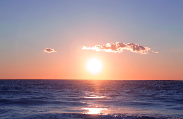 Vue panoramique de la mer contre le ciel au coucher du soleil