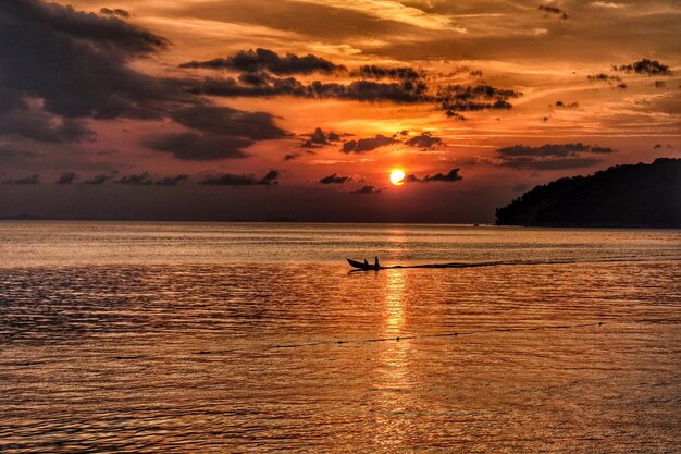 Photo vue panoramique de la mer contre le ciel au coucher du soleil