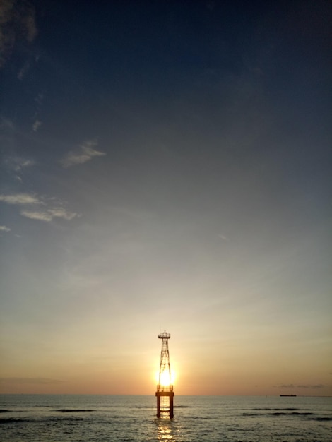 Vue panoramique de la mer contre le ciel au coucher du soleil